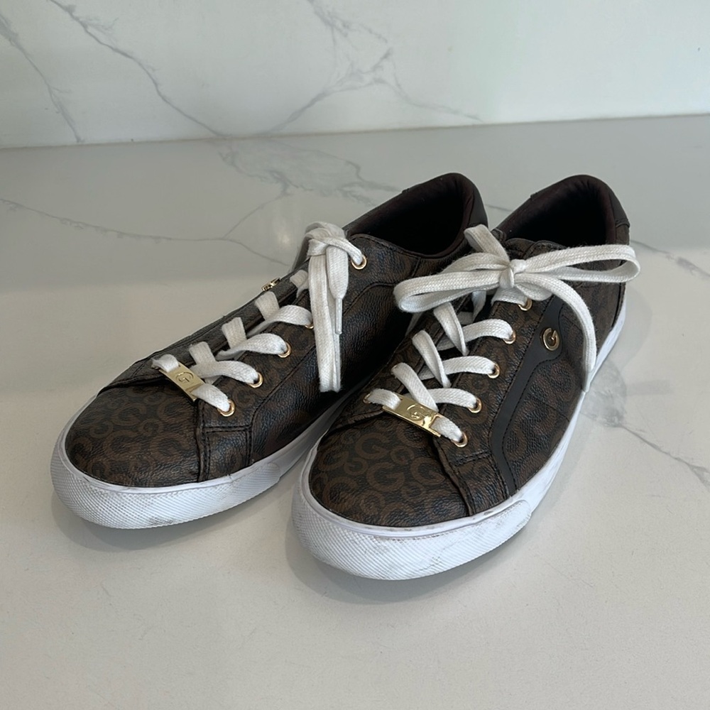 GBG Sneakers size 10